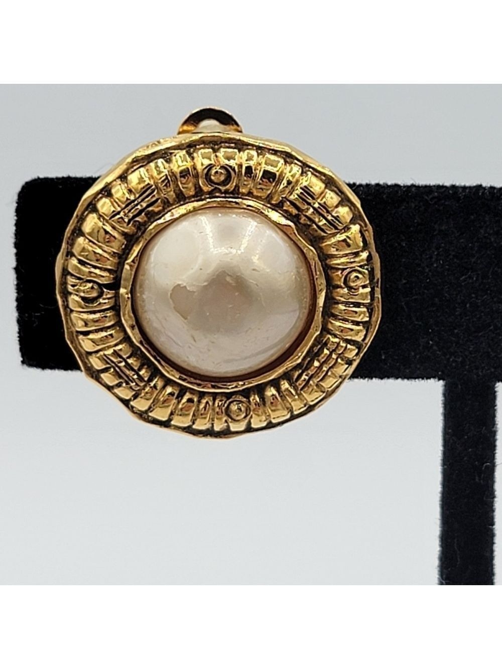 Chanel Goldtone Earrings Vintage Clip On - Picture 3 of 15